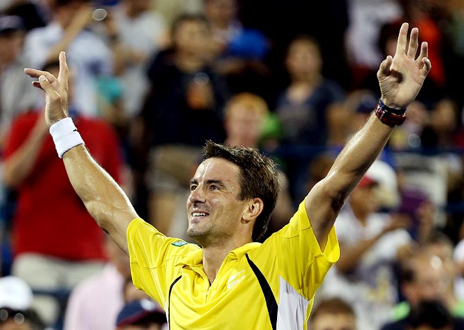 Tommy Robredo celebrates after beating Roger Federer