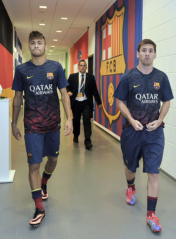 Lionel Messi and Neymar walk down the players tunnel