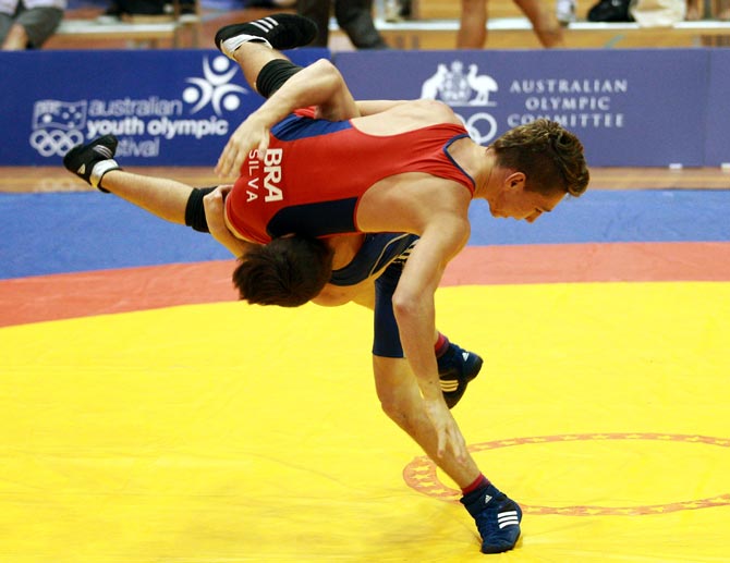 Fernando Henrique Pinto of Brazil (red) competes against George Ramm of Great Britain
