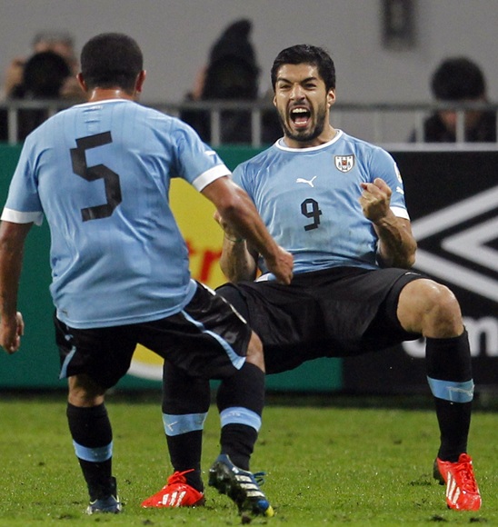 Uruguay's Luis Suarez (facing camera) celebrates with team-mate Walter Gargano