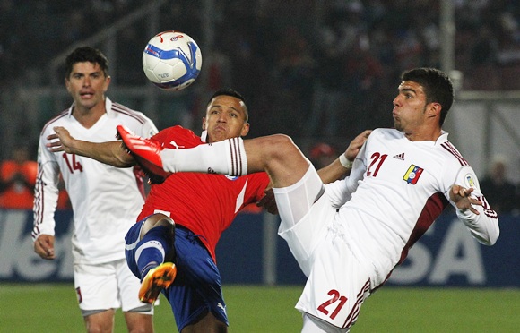 Chile's Alexis Sanchez (centre) and Venezuela's Grenddy Perozo (right) compete for the ball