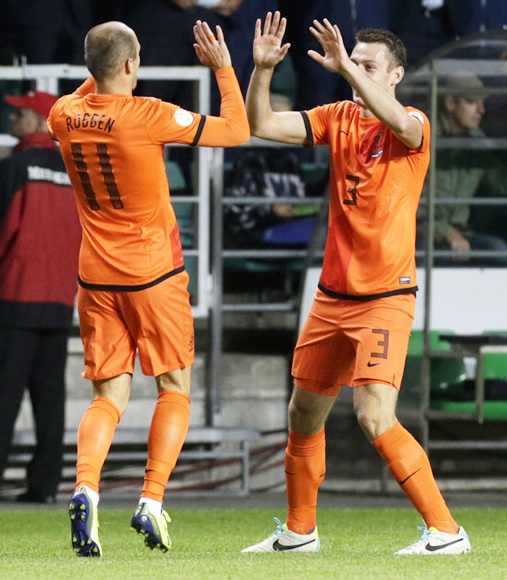 The Netherlands' Arjen Robben (left) celebrates with teammate Stefan de Vrij