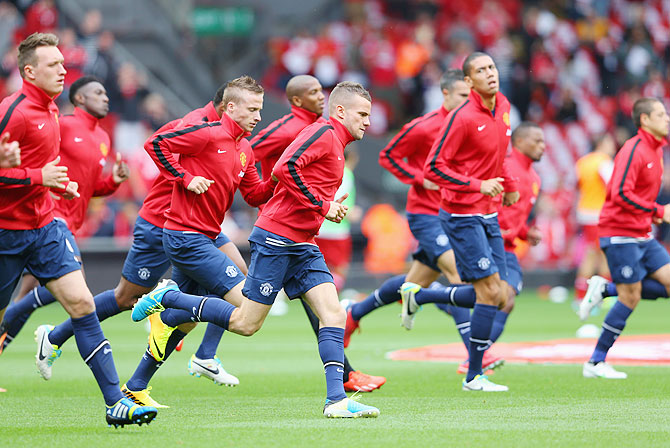 Tom Cleverley of Manchester United and teammates warm up