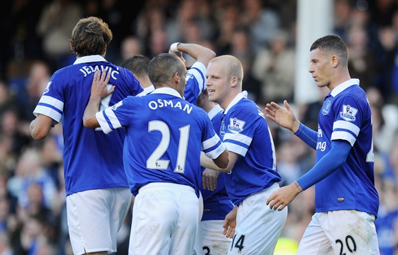 Steven Naismith of Everton celebrates wit his team-mates