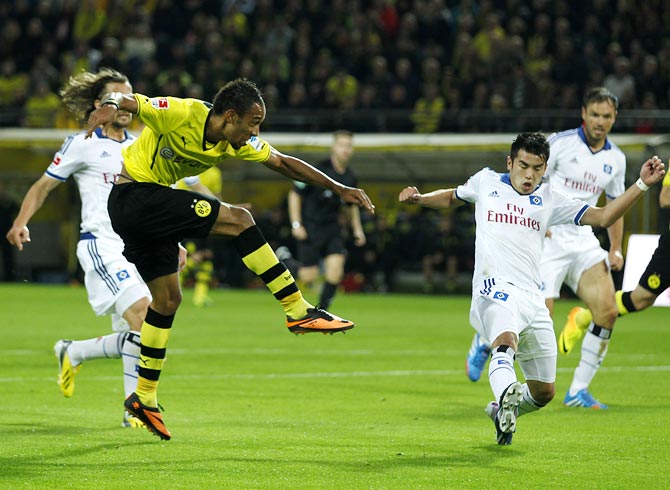 Borussia Dortmund's Pierre-Emerick Aubameyang (left) scores a goal