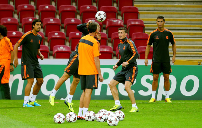 Gareth Bale (second right) and Christiano Ronaldo (right) of Real Madrid attend a training session