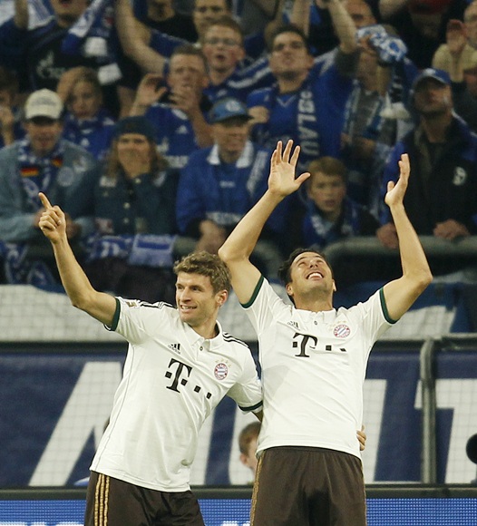 Bayern Munich's Thomas Muller and Claudio Pizarro (right) celebrate