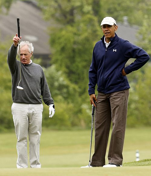 Senator Bob Corker (R-TN) lines up his putt as he plays golf with Obama