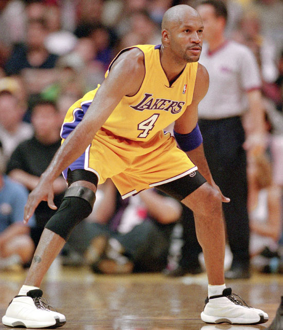 Ron Harper of the Los Angeles Lakers moves into position