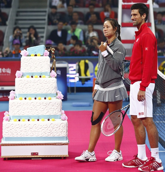  Serbia's Novak Djokovic (right) with China's Li Na 