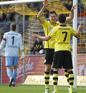 Bundesliga: Flying Dortmund, dull Bayern stay neck and neck