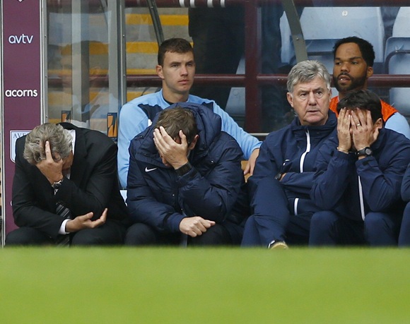 Manchester City's manager Manuel Pellegrini (left) reacts