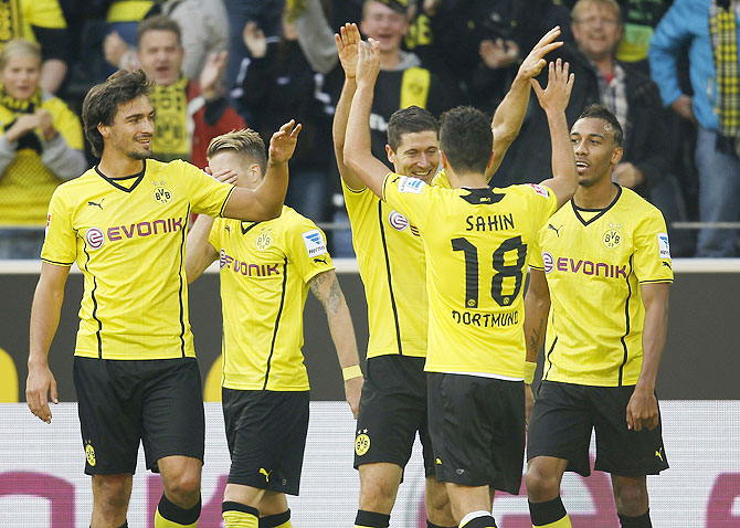 Borussia Dortmund's Robert Lewanowski (cente) and teammates celebrate a goal
