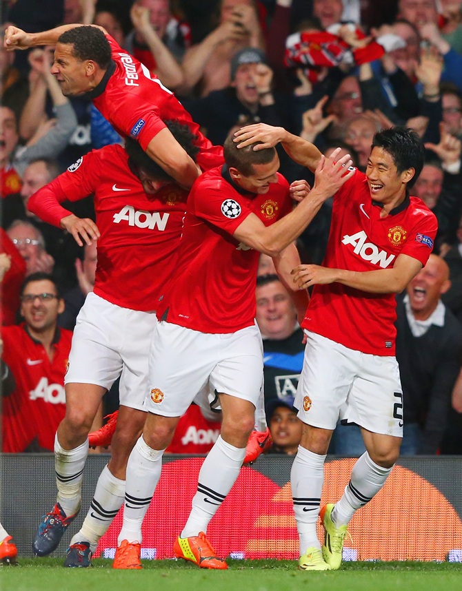 Nemanja Vidic celebrates with Manchester United teammate Shinji Kagawa