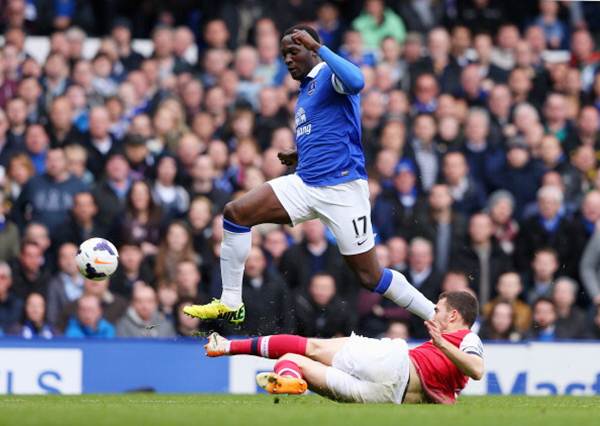 Thomas Vermaelen of Arsenal tackles Romelu Lukaku of Everton 