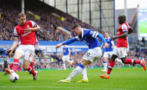 Ross Barkley of Everton shoots at goal during the Barclays Premier League match against Arsenal