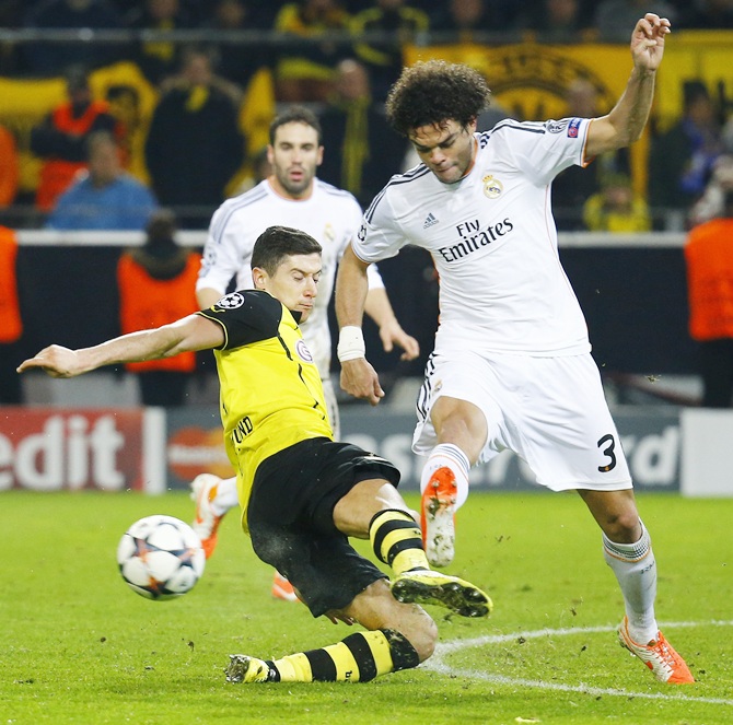 Borussia Dortmund's Robert Lewandowski,left, fights for the ball with Real Madrid's Pepe
