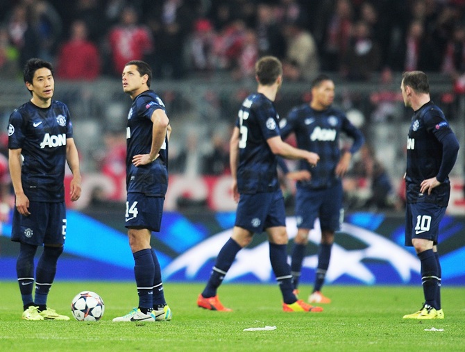 Shinji Kagawa and Javier Hernandez of Manchester United look dejected