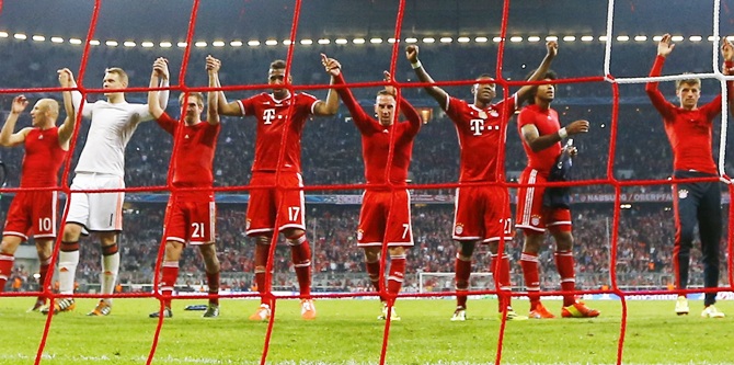 Bayern Munich's players celebrate their victory against Manchester United