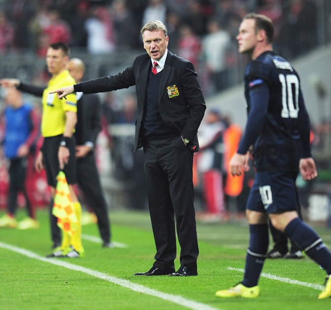 David Moyes, manager of Manchester United gives instructions to Wayne Rooney