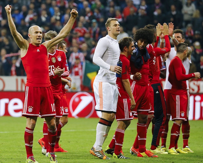 Bayern Munich's Arjen Robben, left, celebrates with teammates