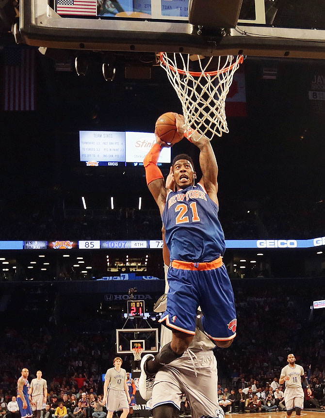 Iman Shumpert #21 of the New York Knicks scores