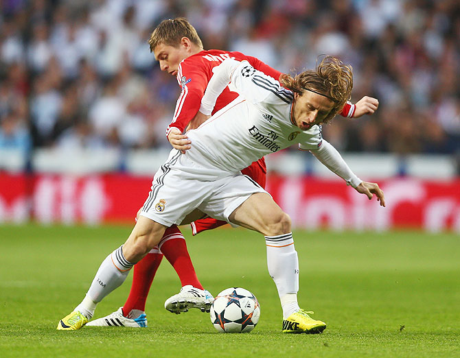 Toni Kroos of Bayern Munich challenges Luka Modric of Real Madrid during the Champions League semi-final first leg match at the Estadio Santiago Bernabeu in Madrid on Wednesday