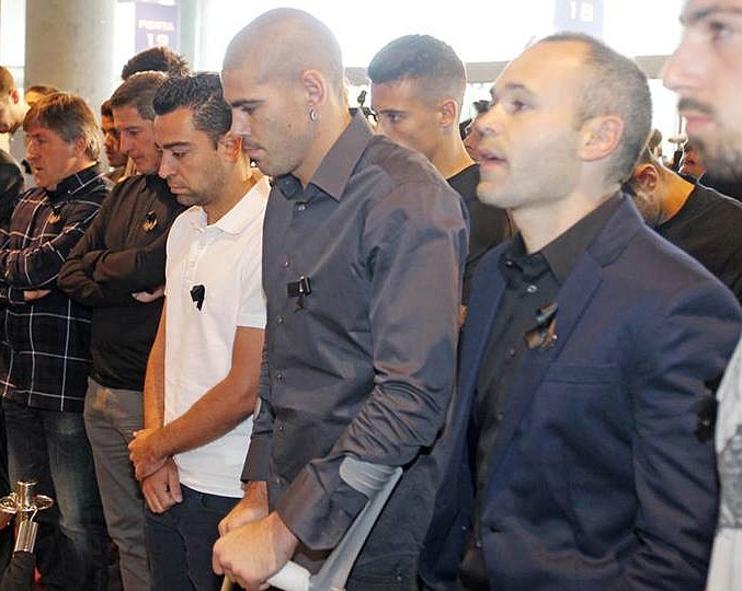 FC Barcelona's Xavi (left) with teammates Victor Valdes (centre) and Andres Iniesta at a memorial service for former coachTito Vilanova on Saturday