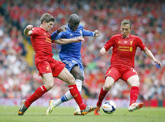 Chelsea's Demba Ba (centre) is challenged by Liverpool's Steven Gerrard (left) and Lucas on Sunday