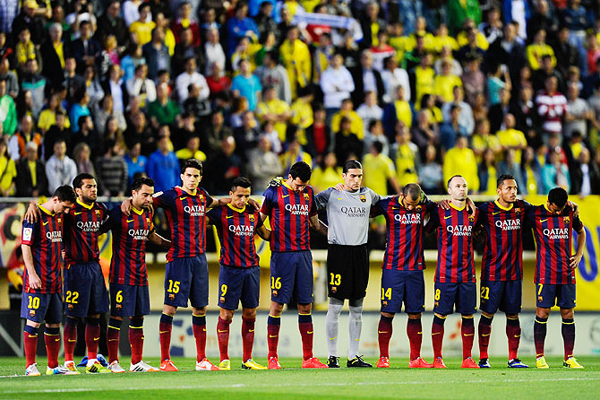 FC Barcelona players observe a minute's of silence in memory his coach Tito Vilanova during the La Liga match against Villarreal at El Madrigal stadium in Villarreal on Sunday