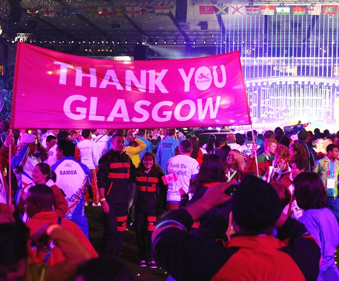 A banner of thanks is held up by Team England during the Closing Ceremony