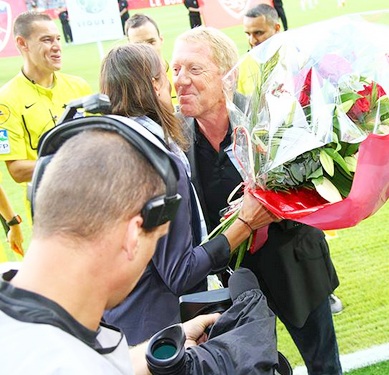 Brest coach Alex Dupont present Corinne Diacre with flowers