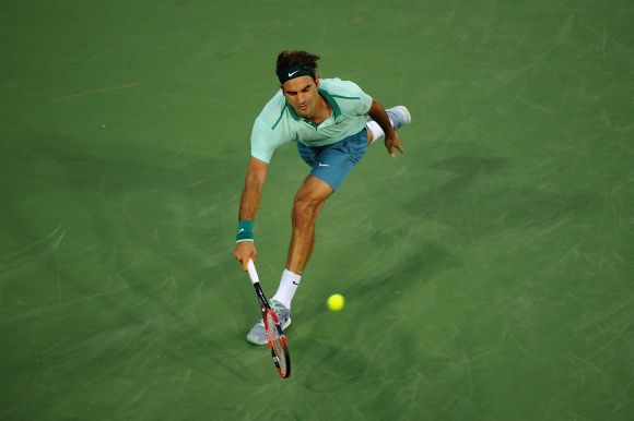 Federer advances