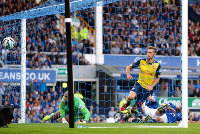 Aaron Ramsey scores the first goal for Arsenal