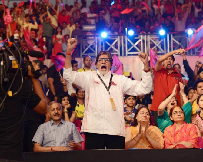Amitabh Bachchan cheers for Pink Panthers