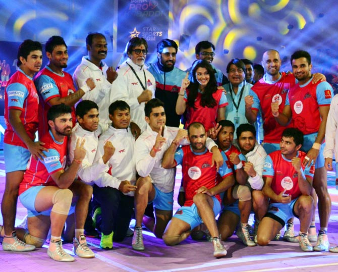 Amitabh Bachchan, Abhishek and Aishwarya celebrate with the Pink Panthers after the match