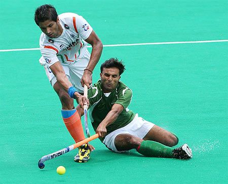 Rupinder Pal Singh of India gets tackled by Muhammad Kashif Ali of Pakistan