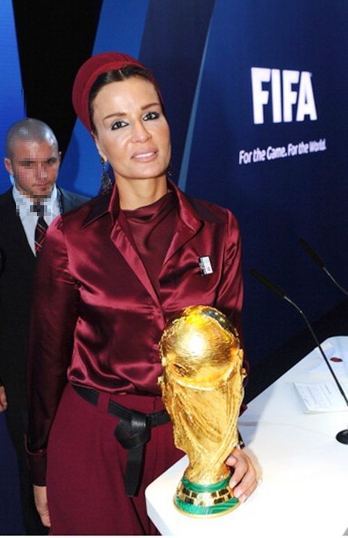 Sheika Moza bint Nasser poses with the World Cup trophy 