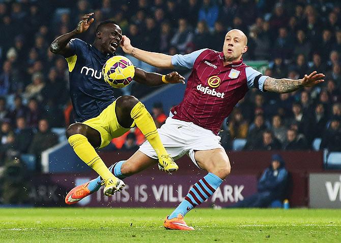 Alan Hutton of Aston Villa battles with Sadio Mane of Southampton during their English Premier League match at Villa Park in Birmingham, on November 24