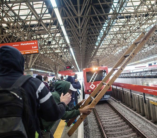 Public transportation users invade subway tracks in the Corinthians Itaquera station, near Arena Corinthians stadium