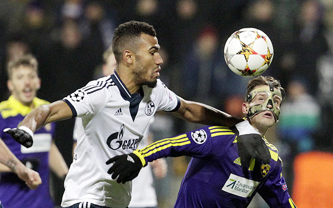 Maribor's Petar Stojanovic fights for the ball with Schalke 04's Eric Maxim Choupo-Moting (left)