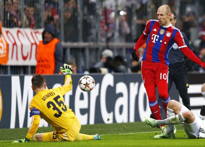 Bayern Munich's Arjen Robben (right) fights for the ball with CSKA Moscow's Igor Akinfeev