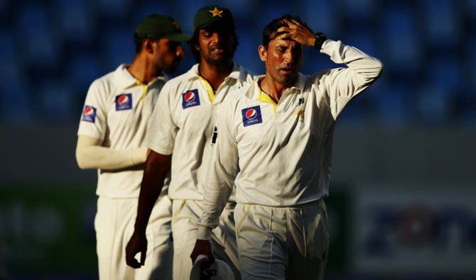 Younis Khan (right) with his Pakistan team mates