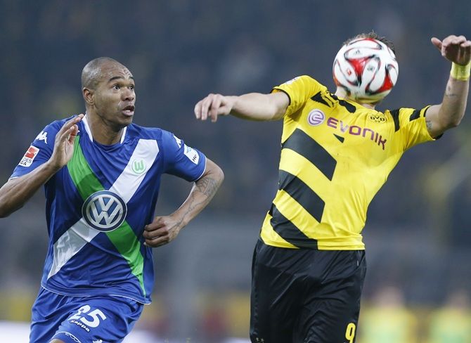 Borussia Dortmund's Ciro Immobile, right, and VFL Wolfsburg's Naldo fight for the ball 