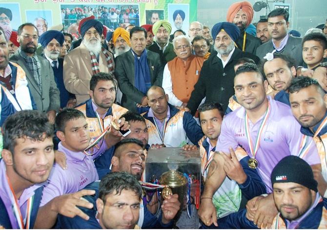 Sports Minister Sarbananda Sonowal, Haryana Chief Minister Manohar Lal Khattar, Punjab Chief Minister Prakash Singh Badal and Deputy Chief Minster Sukhbir Badal with the winning men team of 5th World Kabbadi Cup 2014 at Bathinda on Saturday