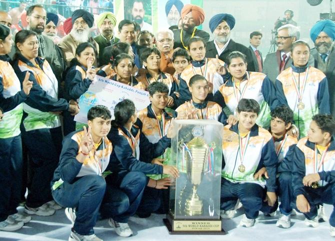 Sports Minister Sarbananda Sonowal, Haryana Chief Minister Manohar Lal Khattar, Punjab Chief Minister Prakash Singh Badal and Deputy Chief Minster Sukhbir Badal with the winning women team of 5th World Kabbadi Cup 2014 at Bathinda