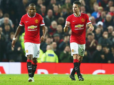 Manchester United's Robin van Persie of (right) and teammate Ashley Young
