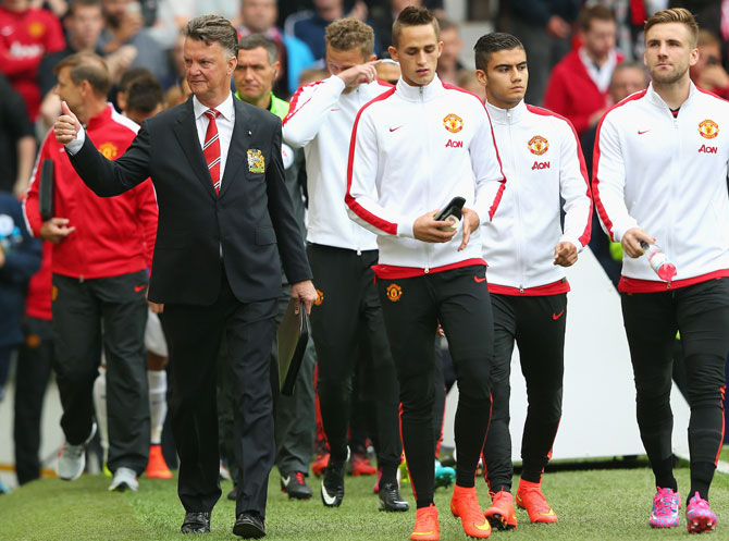 Manchester United manager Louis van Gaal with his team