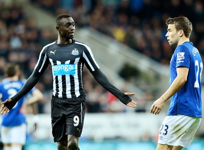 Papiss Demba Cisse of Newcastle United exchanges words with Seamus Coleman of Everton
