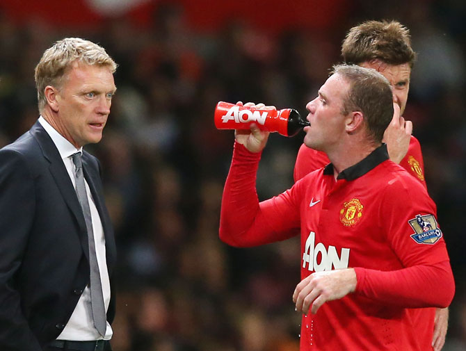 Manchester United Manager David Moyes speaks to Wayne Rooney
